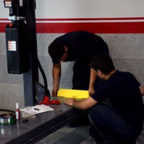 نصب-ادوات-جک-چهارستون-هیدرولیکی-پارکینگی-در-دلفان-افرود-300x300